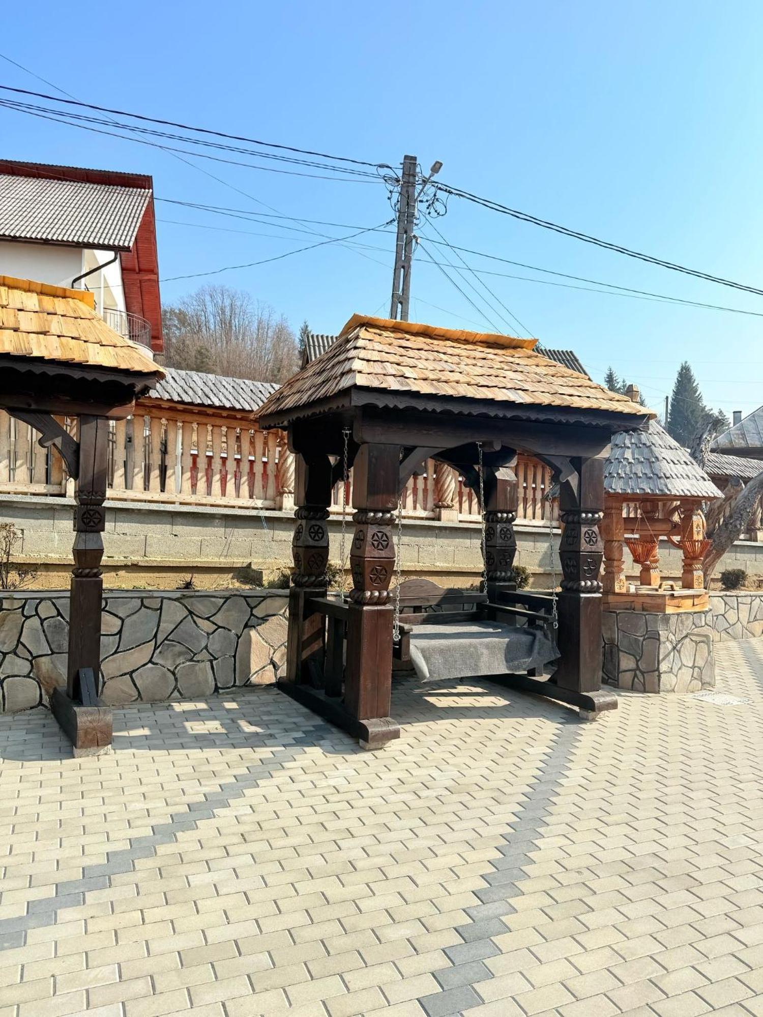 Gospodaria Klaus Rozavlea Luaran gambar